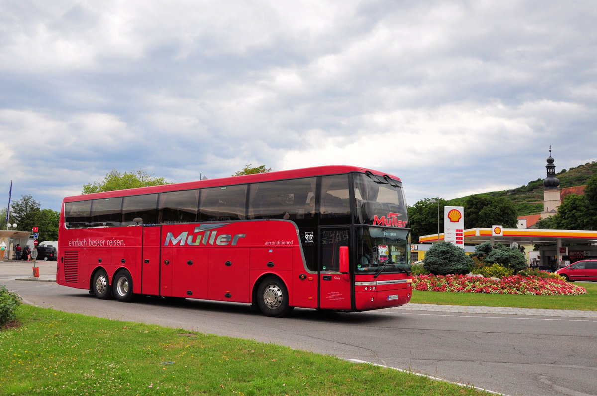 Van Hool T917 Altano von M�ller Reisen aus der BRD in Krems gesehen.