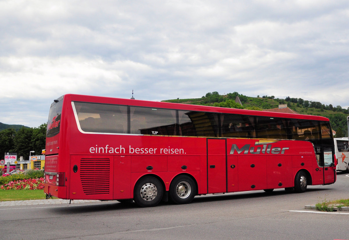 Van Hool T917 Altano von M�ller Reisen aus der BRD in Krems gesehen.