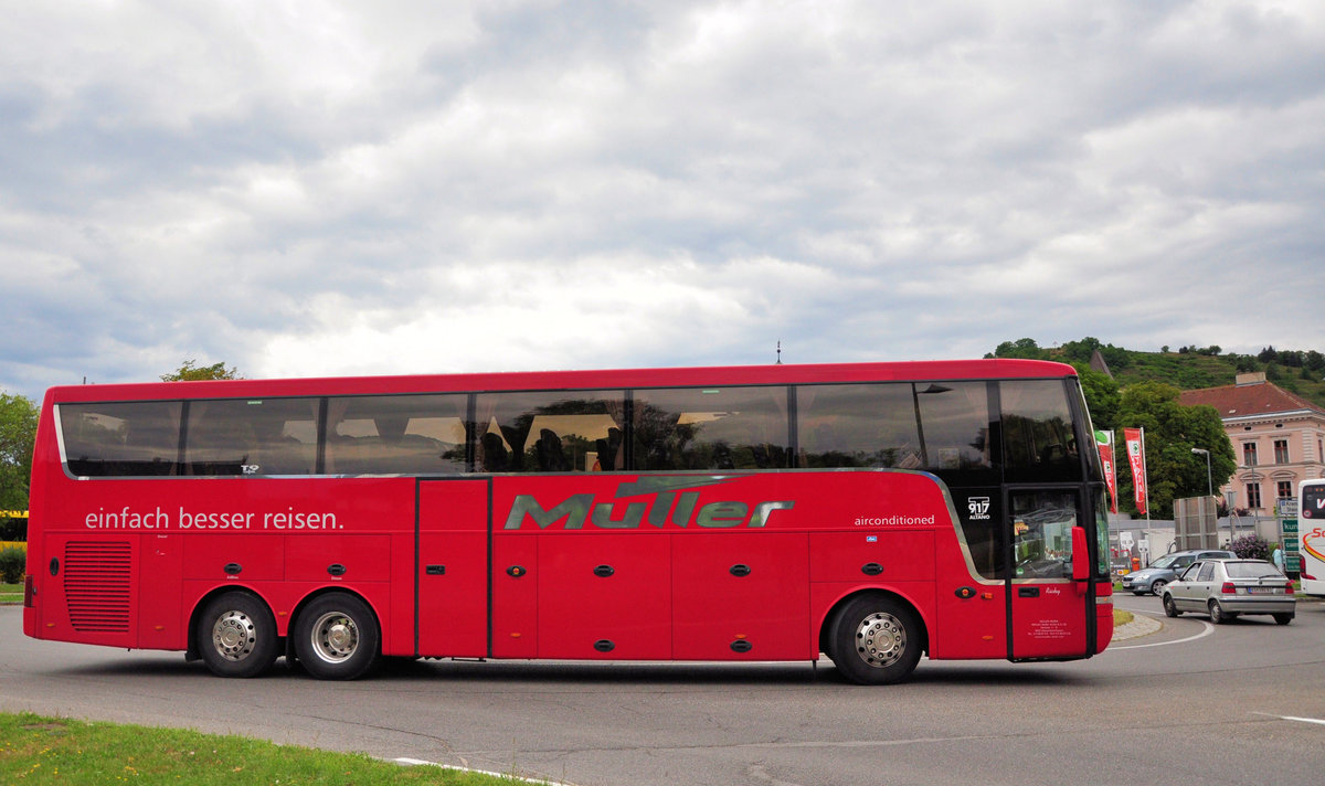 Van Hool T917 Altano von M�ller Reisen aus der BRD in Krems gesehen.