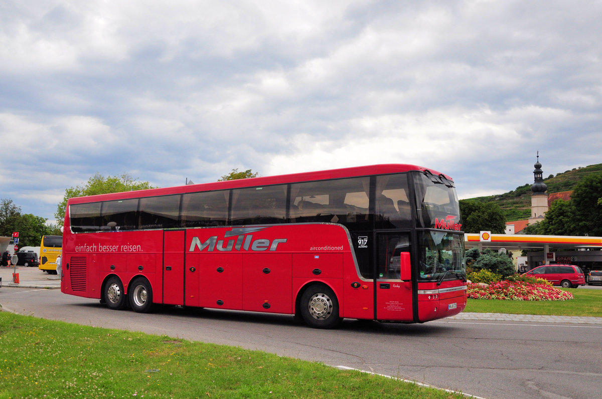 Van Hool T917 Altano von Mller Reisen aus der BRD in Krems gesehen.