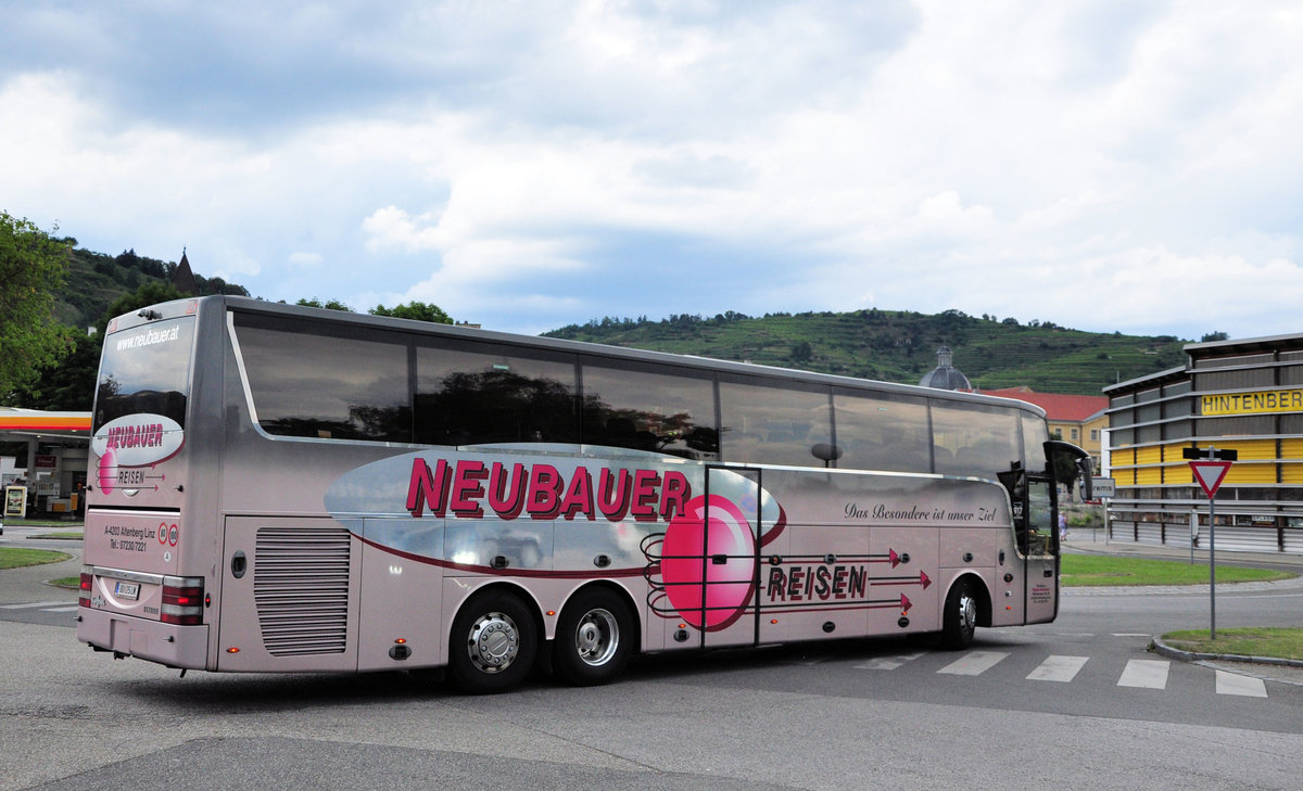 Van Hool T917 Astron von Heuberger Reisen aus Ober�sterreich in Krems gesehen.