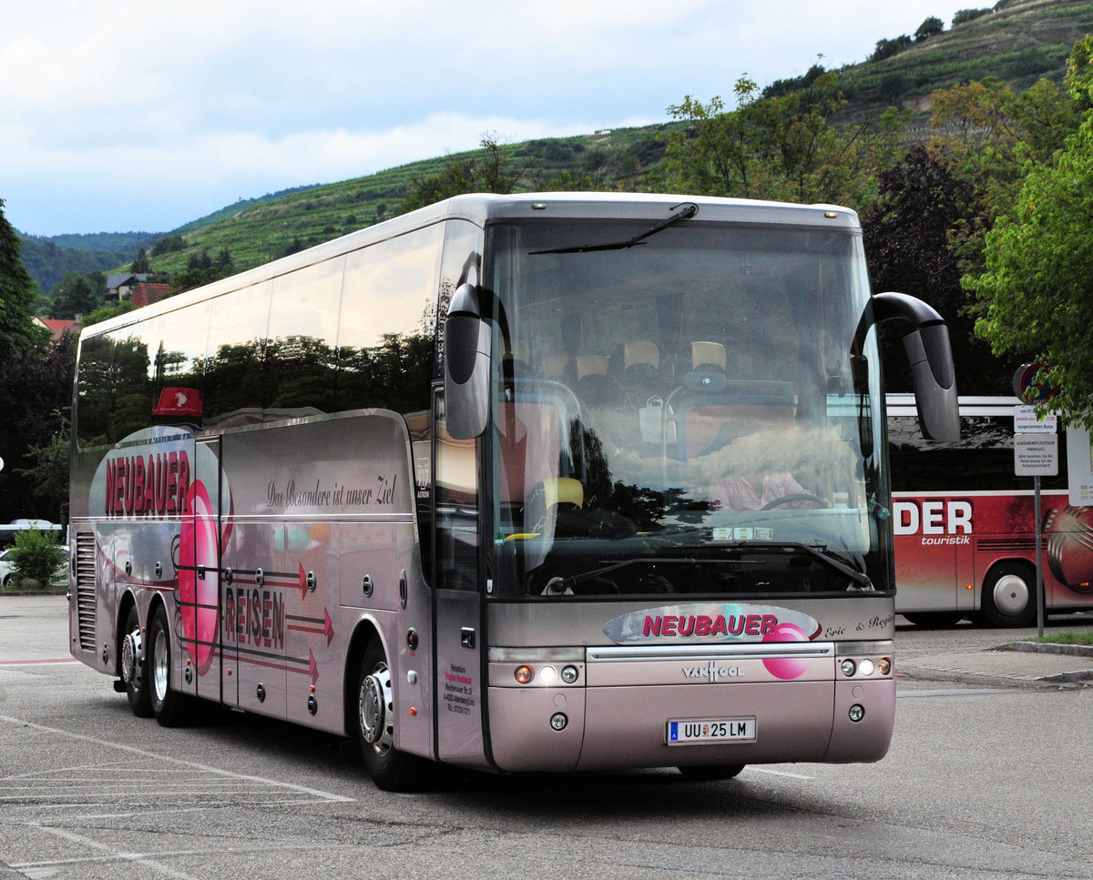 Van Hool T917 Astron von Heuberger Reisen aus Obersterreich in Krems gesehen.