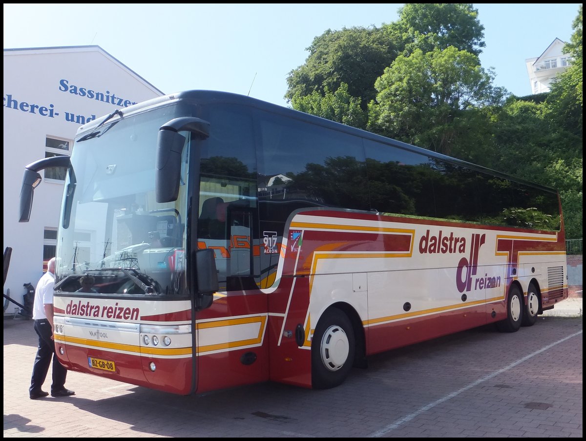 Van Hool T917 von Dalstra Reizen aus den Niederlanden im Stadthafen Sassnitz.