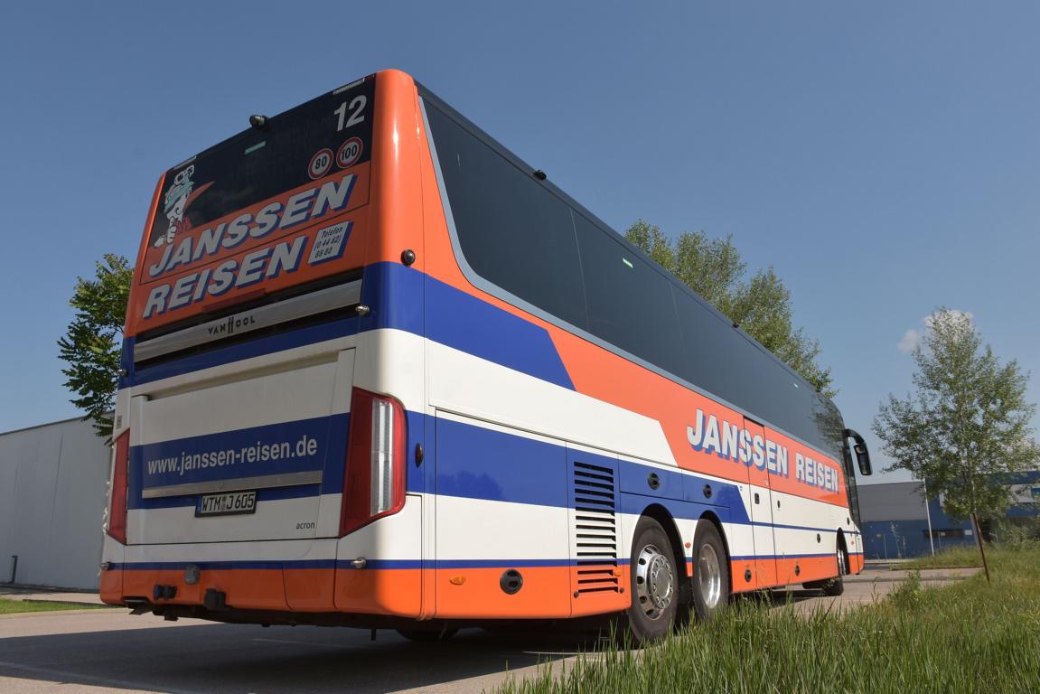 Van Hool TX 17 acron von Janssen Reisen aus der BRD im Mai 2019 in Krems.