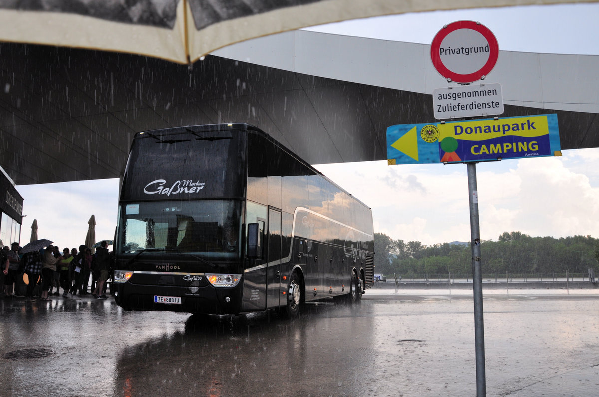 Van Hool TX altano vom Reiseb�ro Markus Ga�ner aus �sterreich in Krems bei str�mendem Regen gesehen.