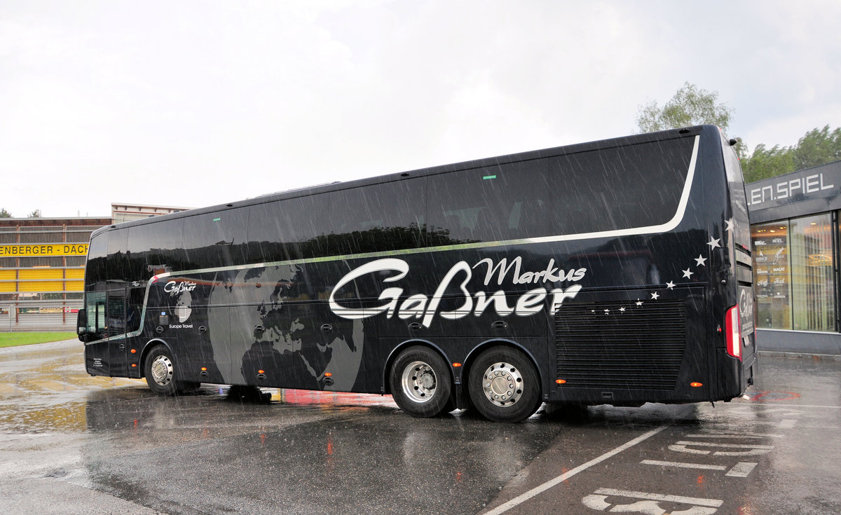 Van Hool TX altano vom Reiseb�ro Markus Ga�ner aus �sterreich in Krems bei str�mendem Regen gesehen.