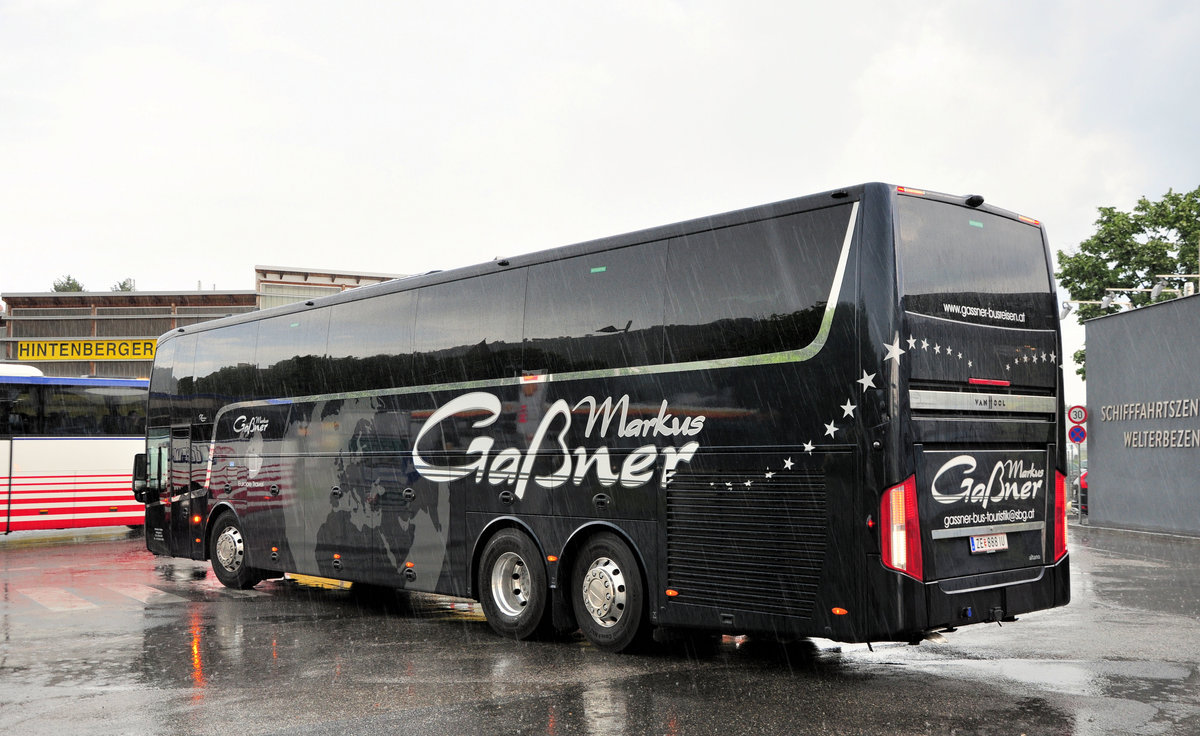 Van Hool TX altano vom Reiseb�ro Markus Ga�ner aus �sterreich in Krems bei str�mendem Regen gesehen.