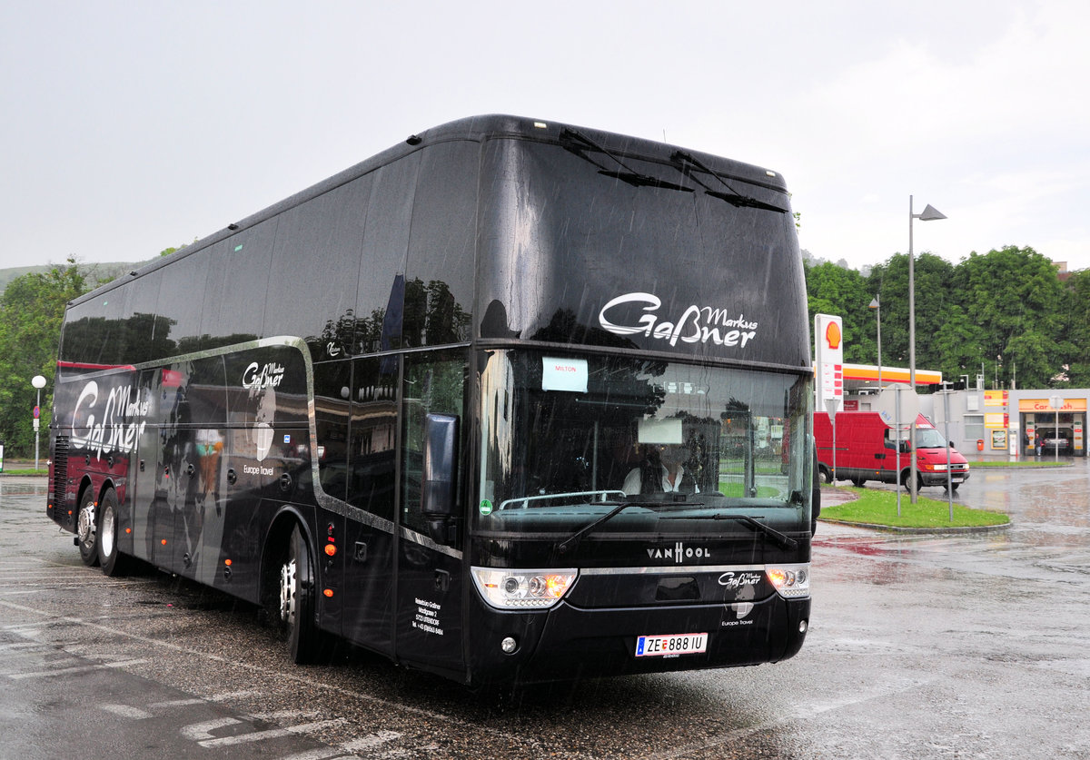 Van Hool TX altano vom Reiseb�ro Markus Ga�ner aus �sterreich in Krems bei str�mendem Regen gesehen.