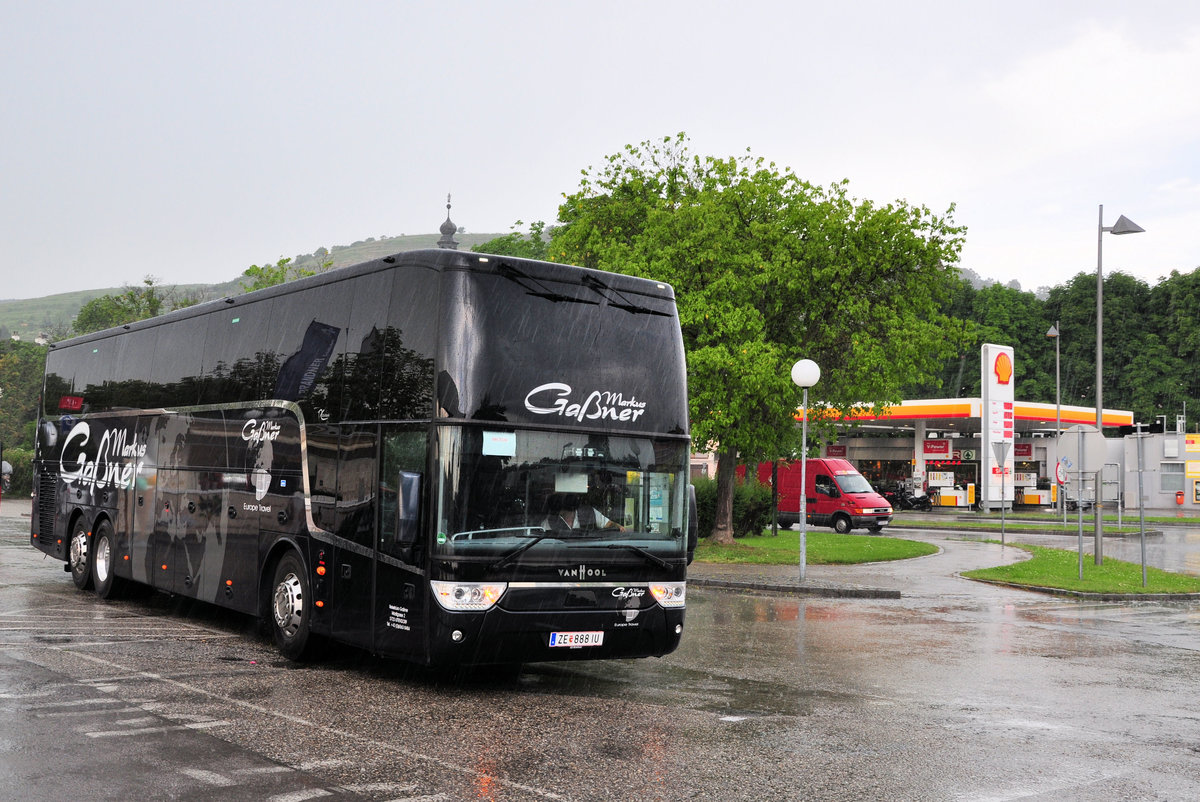 Van Hool TX altano vom Reisebro Markus Ganer aus sterreich in Krems bei strmendem Regen gesehen.