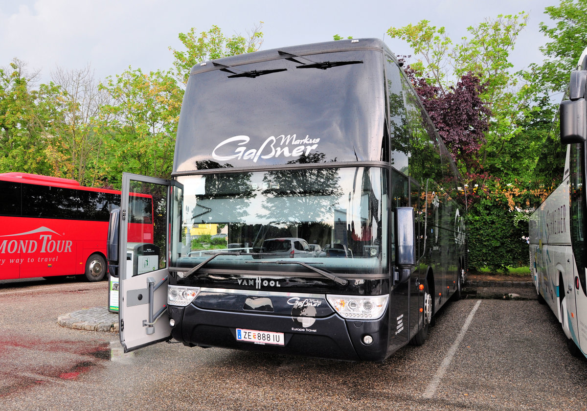Van Hool TX altano vom Reiseb�ro Markus Ga�ner aus �sterreich in Krems bei str�mendem Regen gesehen. 