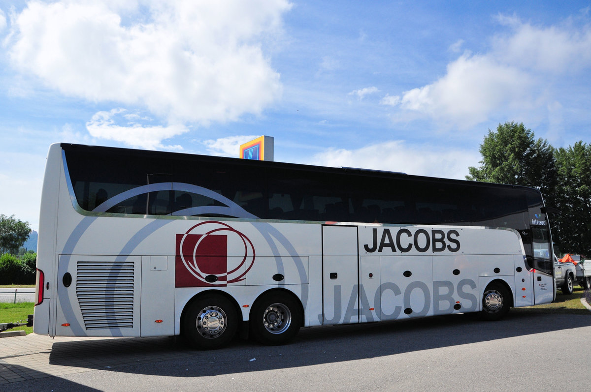 Van Hool TX16 astron mit Radanh�nger von JACOBS Reisen aus Belgien in Krems gesehen.