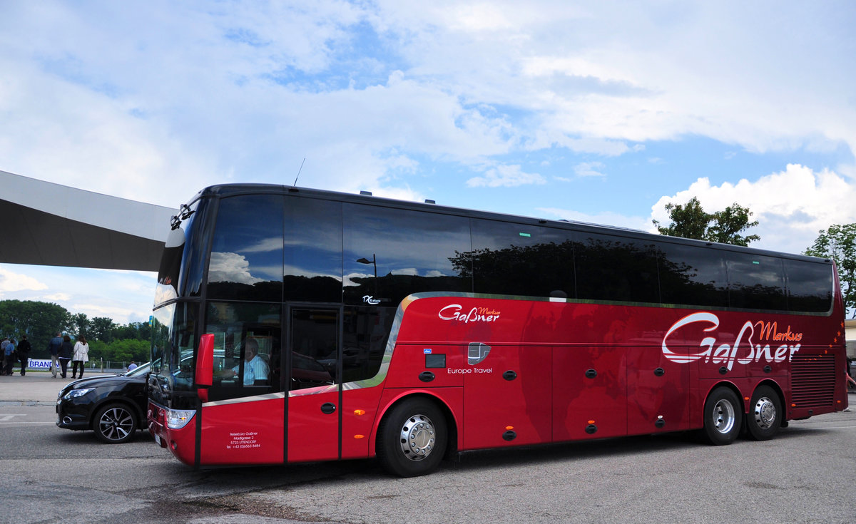 Van Hool TX20 Altano von Ga�ner Reisen/Reiseb�ro aus �sterreich in Krems gesehen.