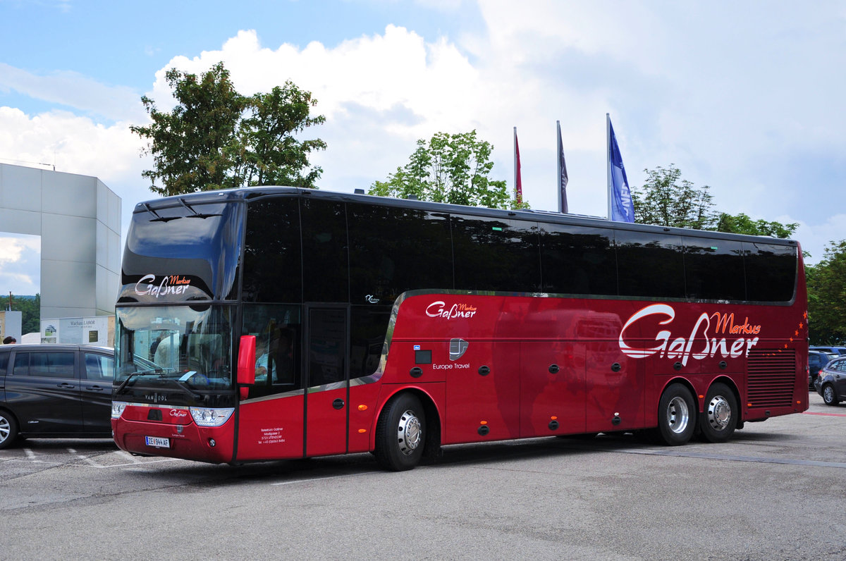 Van Hool TX20 Altano von Ga�ner Reisen/Reiseb�ro aus �sterreich in Krems gesehen.