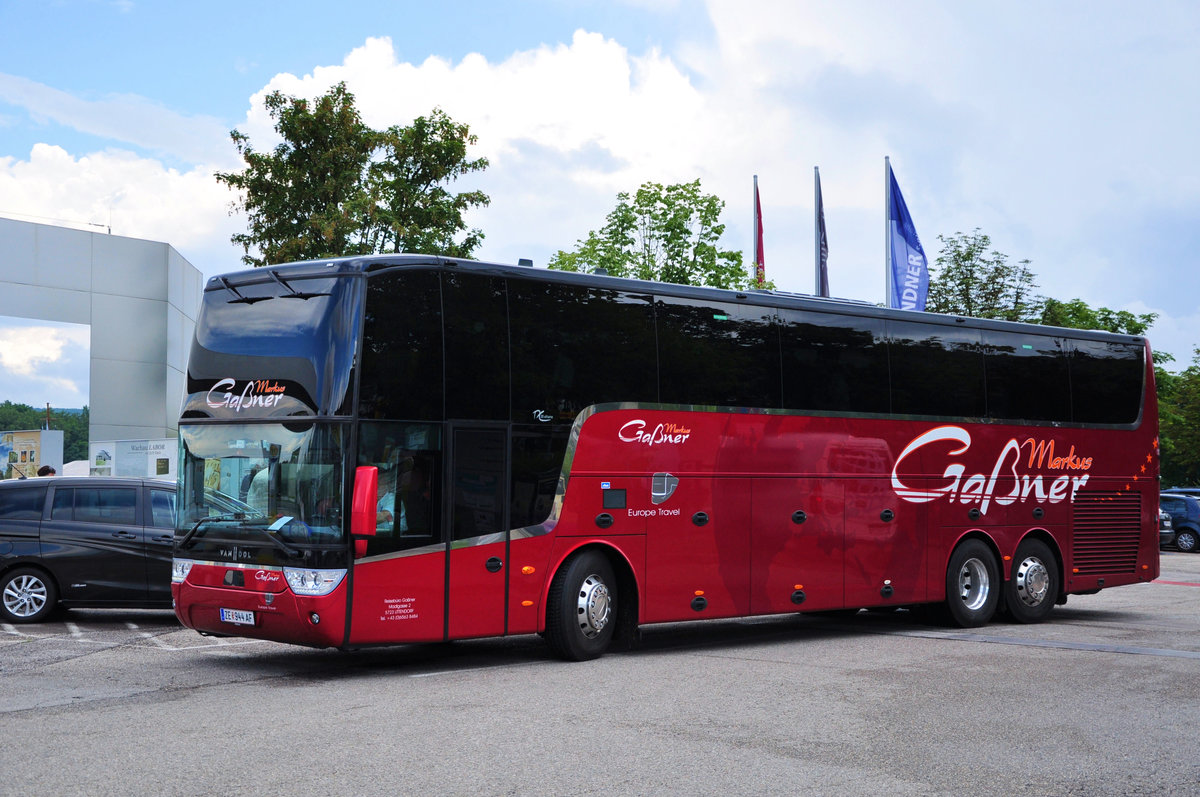 Van Hool TX20 Altano von Ga�ner Reisen/Reiseb�ro aus �sterreich in Krems gesehen.