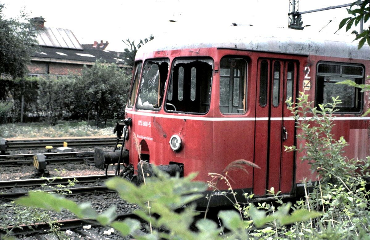 Vandalismus am abgestellten Anhänger 815 608-5 eines Akkutriebwagens 515 in Hildesheim im Mai 1990.