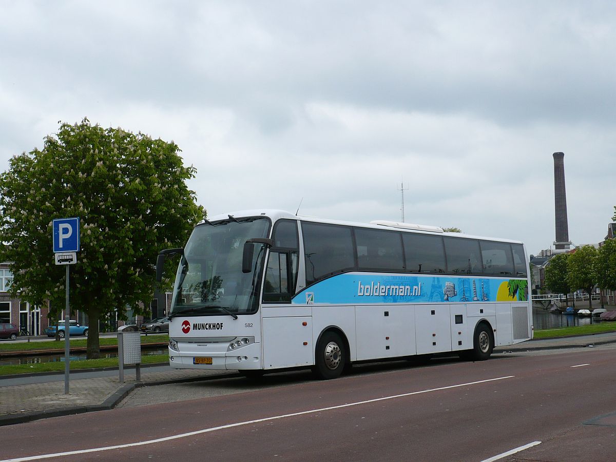 VDL Berkhof SB4000 Reisebus Baujahr 2006 der Firma Munckhof. Molenwerf, Leiden 18-05-2013.

VDL Berkhof SB4000 reisbus bouwjaar 2006 van de firma Munckhof. Molenwerf, Leiden 18-05-2013.