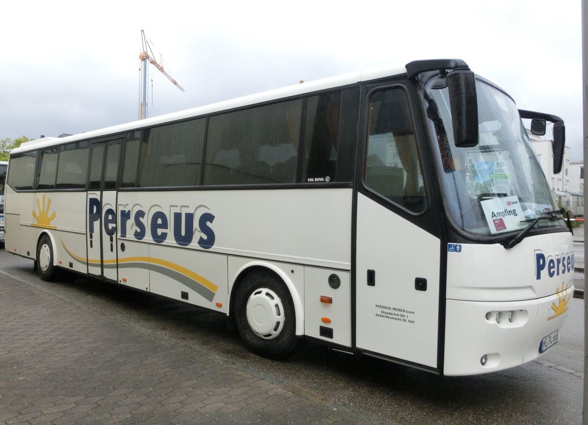 VDL Bova Futura FLD-127 (Bj. ca. 2007) von Perseus-Reisen aus Neumarkt-St. Veit. Dieser 12,71 m lange Hochboden-Kombibus ist mit 49 Schlafsitzen von Kiel (zusätzl. Reiseleitersitz möglich) und ausbaubarer Toilette ausgestattet. Als Antrieb dienen der 9,2 l große Reihensechszylinder DAF PACCAR PR 265 mit 265 kW (360 PS) und ein Sechsgang-Schaltgetriebe (verm. vom Typ MB GO 170 SGS).
Diese Aufnahme entstand am 18. 4. 2014 vor dem Bahnhof in Mühldorf/Inn.