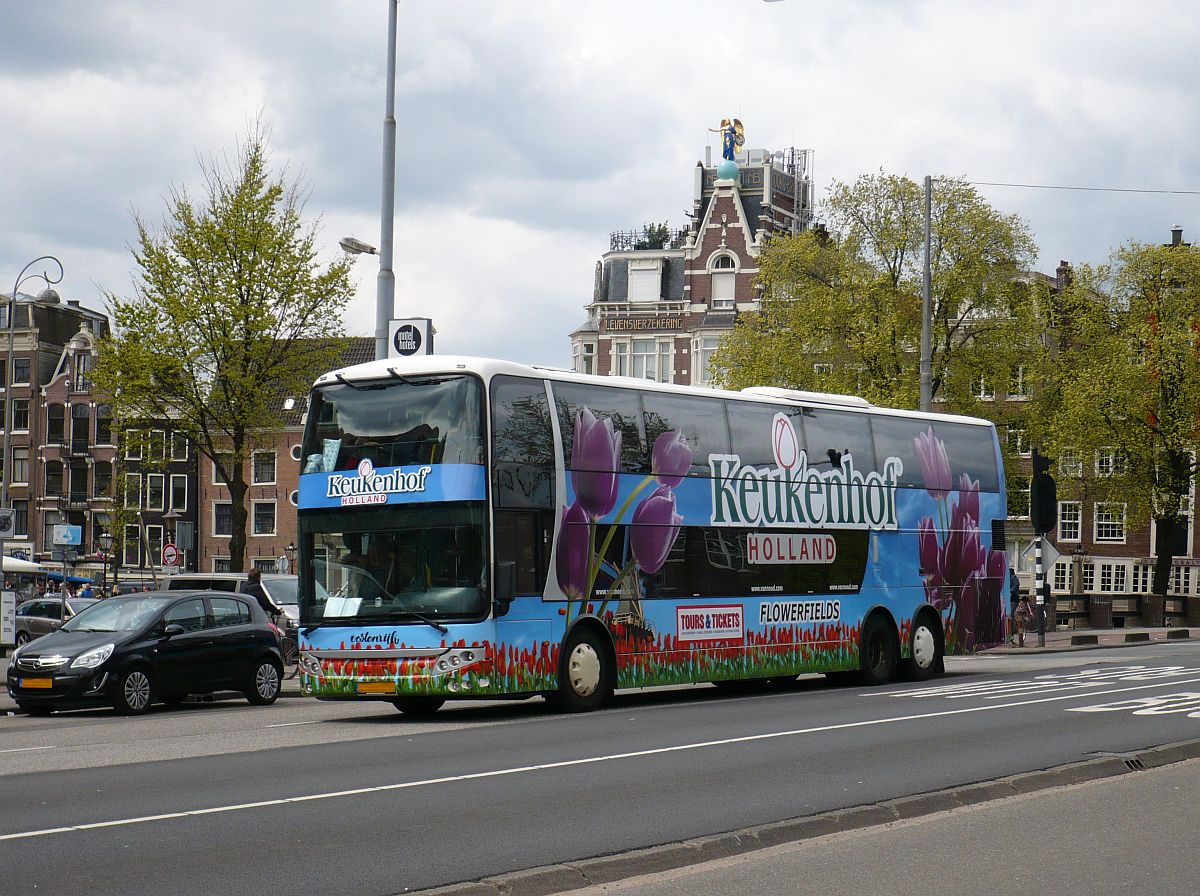 VDL SBR 4000 Reisebus Baujahr 2008 der Firma Oostenrijk mit Aufschrift  Keukenhof . Prins Hendrikkade, Amsterdam 29-04-2015.

VDL SBR 4000 reisbus bouwjaar 2008 van de firma Oostenrijk met opschrift Keukenhof. Prins Hendrikkade, Amsterdam 29-04-2015.