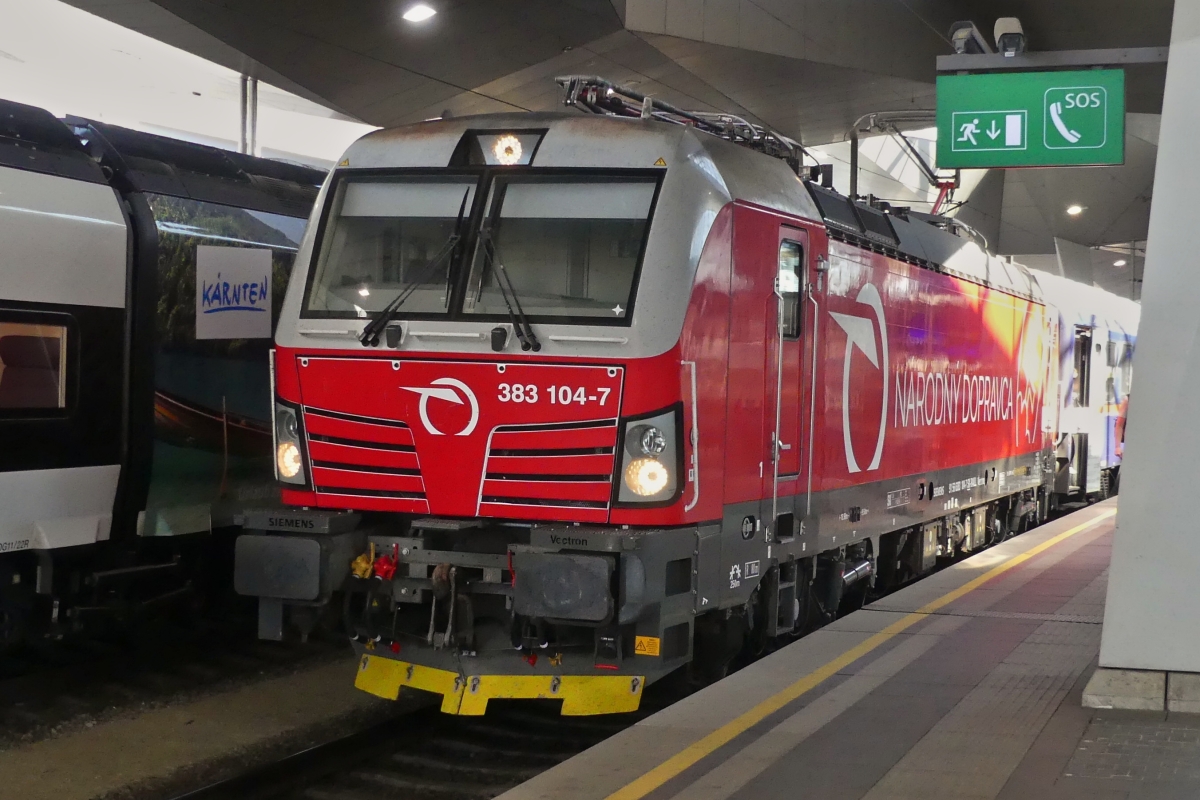 Vectron  383 104-7, wird in k�rze den Hauptbahnhof von Wien mit ihrem Zug verlassen. 03.05.2026