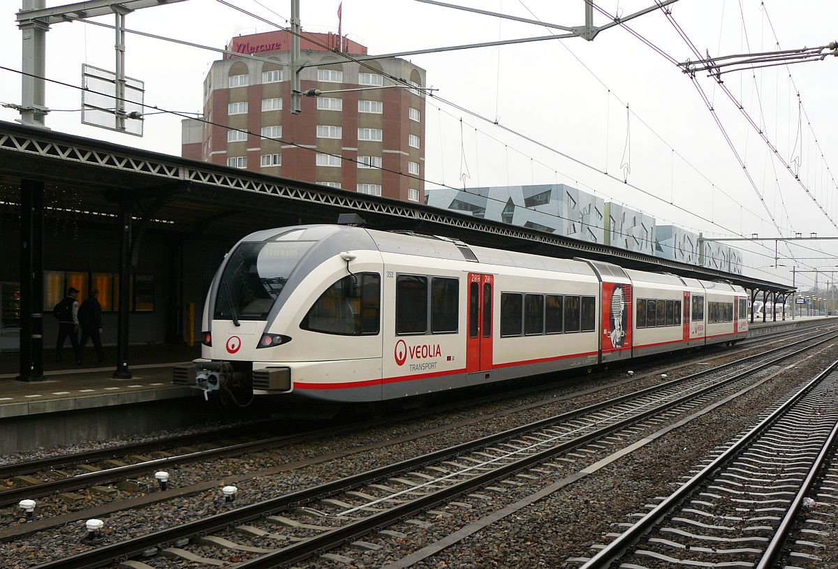 Veolia GTW 352 Gleis 1 Nijmegen 28-11-2013.

Veolia GTW treinstel nummer 352 spoor 1 Nijmegen 28-11-2013.