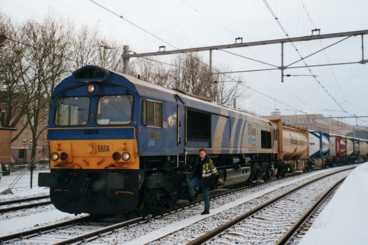 Vergangenheit: ERS 6604 steht ins verschneten 's-Hertogenbosch am 13 Februar 2006. Anfang 2017 ging ERS leider in die Pleite und auch die blau-silbernen Class 66 (6601-6615) wurden entfarbt. 