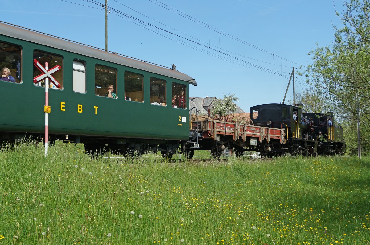 VHE: Auf der auf Busbetrieb umgestellten Teilstrecke Sumiswald Gr�nen - Huttwil verkehren wieder Dampfz�ge. Am 10. Mai 2015 waren mehrere Dampfz�ge unterwegs  von DBB und VHE. VHE Dampfzug mit der Doppeltraktion Ed 3/4 2 ehemals SMB und der Ed 3/4 Nr. 11 ehemals LHB bei D�rrenroht auf Muttertagsfahrt.
Foto: Walter Ruetsch