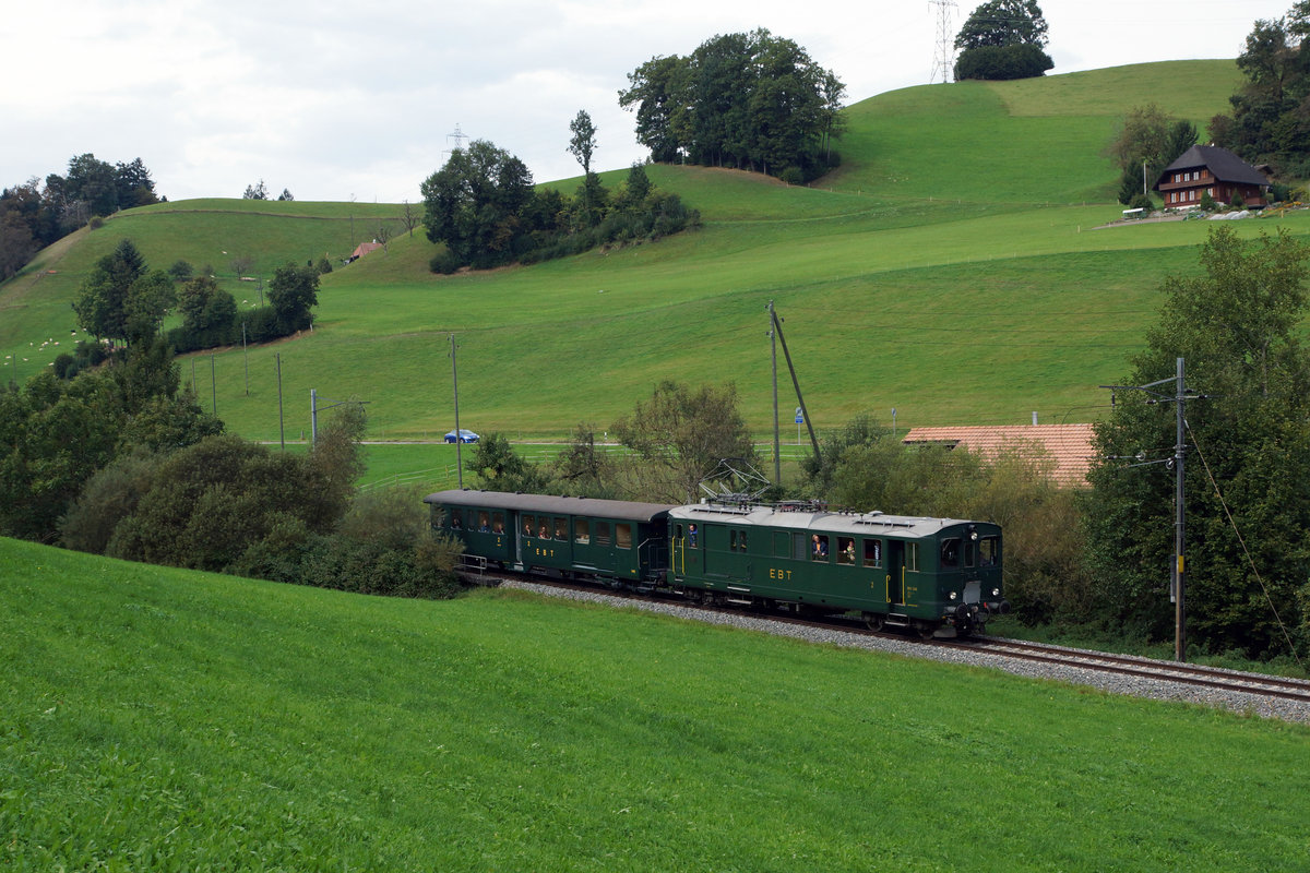 VHE/ Verein Historische Eisenbahn Emmental:
Anlässlich der Huttwiler Dampftage 2016 fand am 1. Oktober ein interessantes Triebwagentreffen statt.
Jungfernfahrt des frisch aufgearbeiteten ABDi 722 mit dem VHE BDe 2/4 240, ehemals EBT, auf der Museumsstrecke Sumiswald-Huttwil.
Foto: Walter Ruetsch