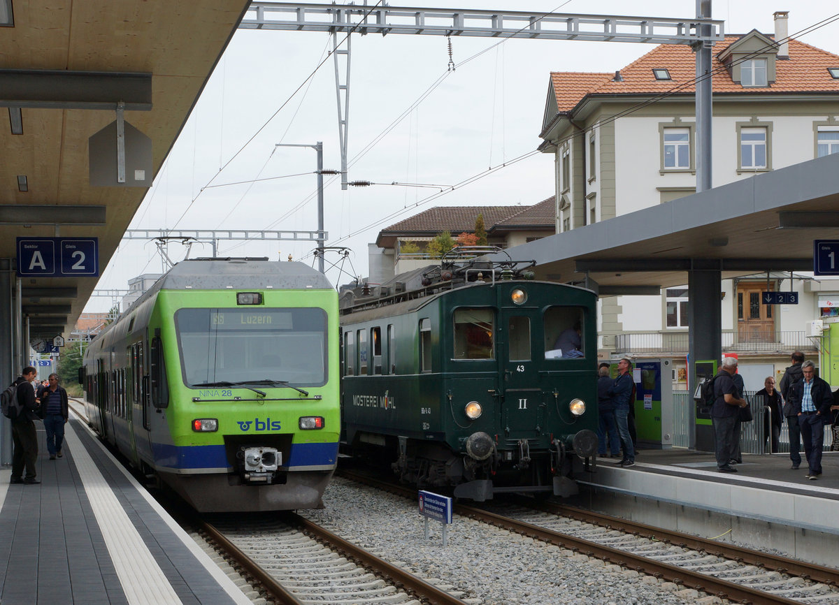 VHE/ Verein Historische Eisenbahn Emmental:
Anlässlich der Huttwiler Dampftage 2016 fand am 1. Oktober ein interessantes Triebwagentreffen statt.
Zusammentreffen von ALT UND NEU oder EINST UND JETZT im neuen Bahnhof Huttwil mit dem BDe 3/4 43 als Sonderzug nach Sumiswald und einer S 6 bestehend aus einem RABe 525 NINA auf die Weiterfahrt wartend nach Luzern.  
Foto: Walter Ruetsch