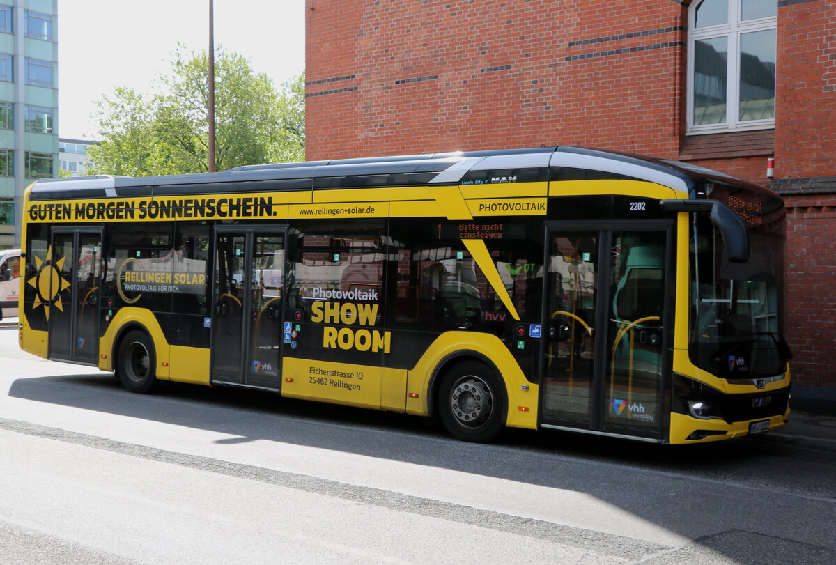 VHH Hamburg - Nr. 2202/HH-V 8202 - eMAN am 10. Mai 2025 in Hamburg, Busbahnhof HH-Altona (Aufnahme: Martin Beyer)