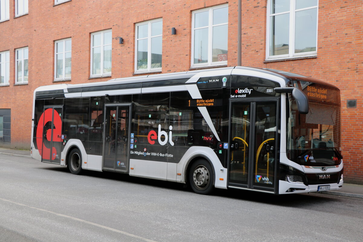VHH Hamburg - Nr. 2351/HH-V 9351 - eMAN am 10. Mai 2025 in Hamburg, Busbahnhof HH-Altona (Aufnahme: Martin Beyer)