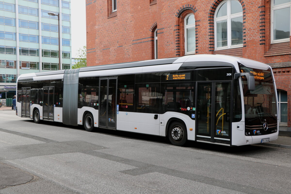 VHH Hamburg - Nr. 2434/HH-V 8434 - eMercedes am 10. Mai 2025 in Hamburg, Busbahnhof HH-Altona (Aufnahme: Martin Beyer)