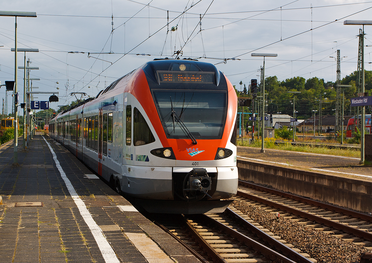 
VIAS 401 gekoppelt mit VIAS 302 (ein 4-teiliger und ein 3-teiliger Stadler FLIRT) fährt, als SE 10  RheingauLinie  Frankfurt Hbf - Wiesbaden Hbf - Koblenz Hbf - Neuwied (Umlauf VIA 25078), am 11.08.2014 in den Hbf Wiesbaden ein.
