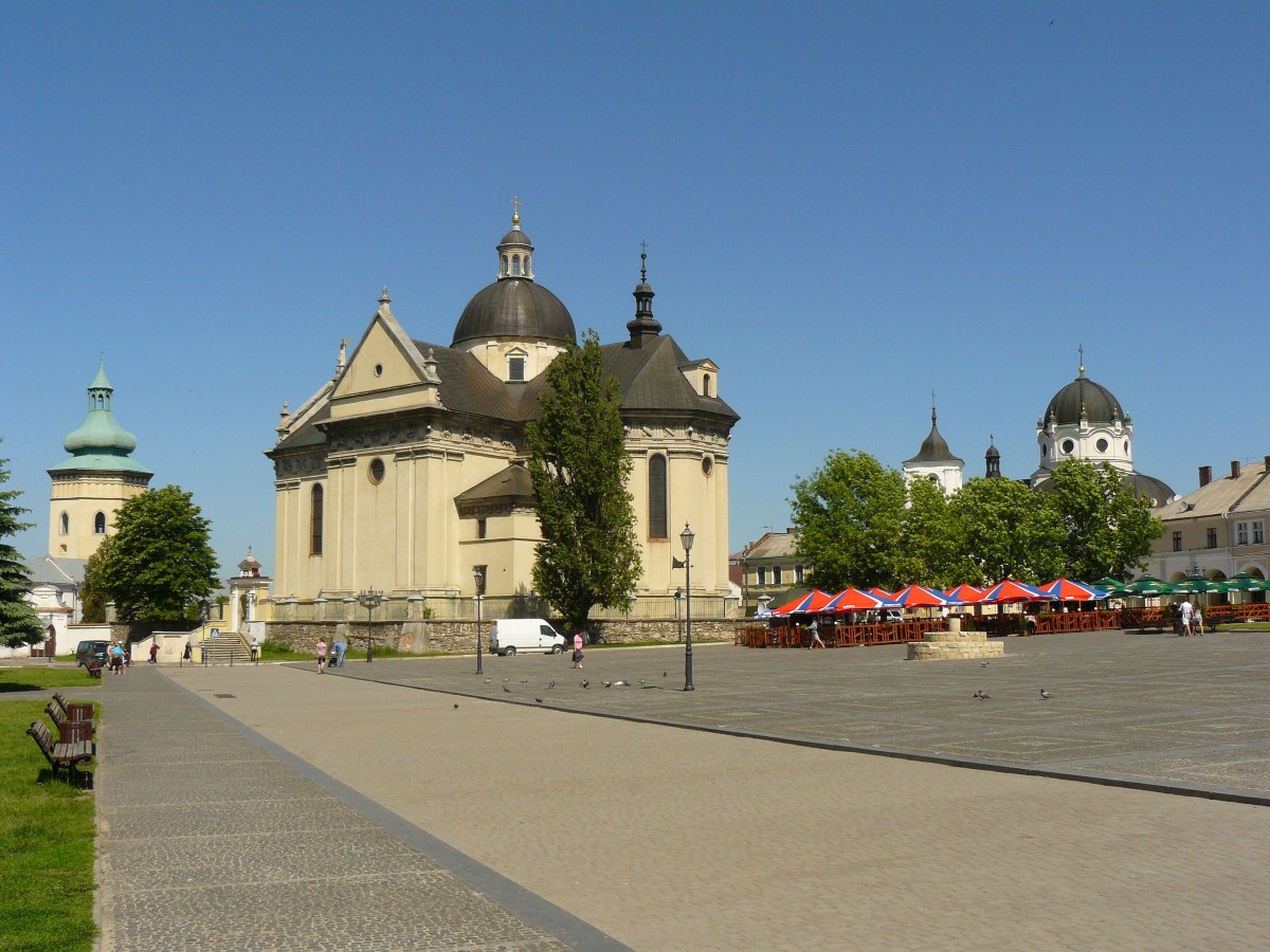 Vichevaplatz mit Laurentiuskirche in Zhovkva, Ukraine 22-05-2012.

Vichevaplein met Laurentiuskerk in Zhovkva, Oekrane 22-05-2012.