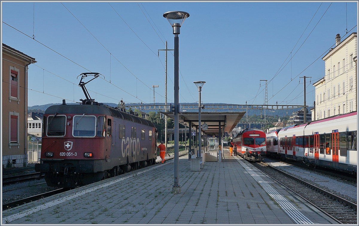 Viel Betrieb in Porrentruy: Auf Gleis 3 wartet die SBB Re 620 051-3 auf die Abfahrt Richtung Alle, auf Gleis 2 steht der CJ Regionalzug nach Bonfol und nur teilweise sichtbar warten zweie SBB RABE 523 auf ihre Abfahrt nach Olten (via Basel SBB) 

23. Juli 2019