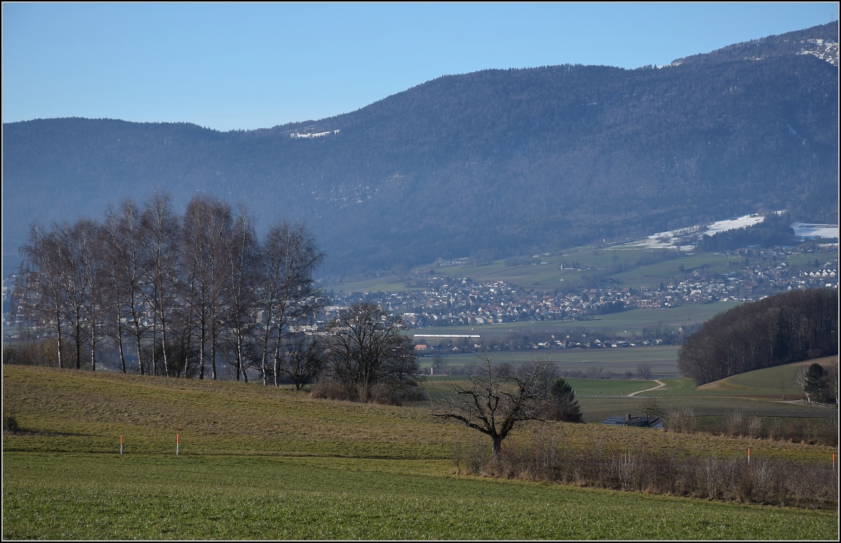 Viel Landschaft, wenig Zug am Jura.

Ein ICN Richtung Solothurn auf der Jurasüdfusslinie verlässt Bettlach. Januar 2022. 
