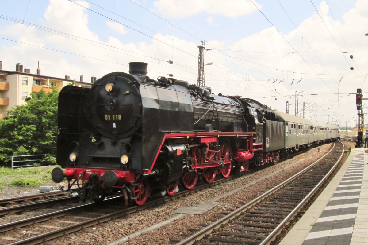 Vielleicht -leider- der letzte Plandampfspektakel in Rheinland-Pf�lz? Am 1 Juni steht 01 118 in Neustadt (Weinstrasse) abfahrtbereit. 