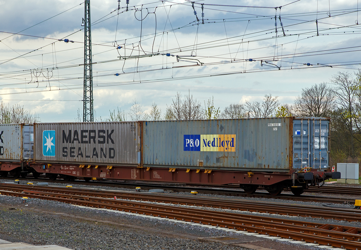 Vierachsiger Drehgestell-Containertragwagen 33 54 4663 045-1 CZ-MT, der Gattung Sggnss, der METRANS a.s., am 14.04.2018 im Zugverband bei der Durchfahrt im Bahnhof Friedberg (Hessen).

Dieser lange 4-achsige „Allround“ Wagen für den kombinierten Verkehr verfügt über ein ideales Ladegewicht von max. 68,5 t. Durch die durchgängige Ladefläche und das geringe Eigengewicht bietet dieser Wagen optimale und flexible Möglichkeiten für den Transport von maritimen Containern. Insgesamt sind 30 verschiedene Ladungs-Kombinationen für alle gängigen Containerarten und -größen, Wechselaufbauten und Tankaufbauten möglich.

TECHNISCHE DATEN:
Spurweite: 1.435 mm
Achsanzahl: 4 (in 2 Drehgestelle)
Länge über Puffer: 25.940 mm
Ladelänge: 24.700 mm (80 ft)
Drehzapfenabstand: 19.300 mm 
Achsabstand im Drehgestell: 1.800 mm
Laufraddurchmesser (neu): 920 mm
Drehgestell: Y25 Ls1k
Eigengewicht: 21.500 kg
Max. Zuladung: S – 68,5 t / SS – 58,5 t (Streckenklasse D)
Höchstgeschwindigkeit: 100 km/h (S) / 120 km/h (SS)
Intern. Verwendungsfähigkeit: TEN
Kleister befahrbarer Gleisbogen: R = 75 m