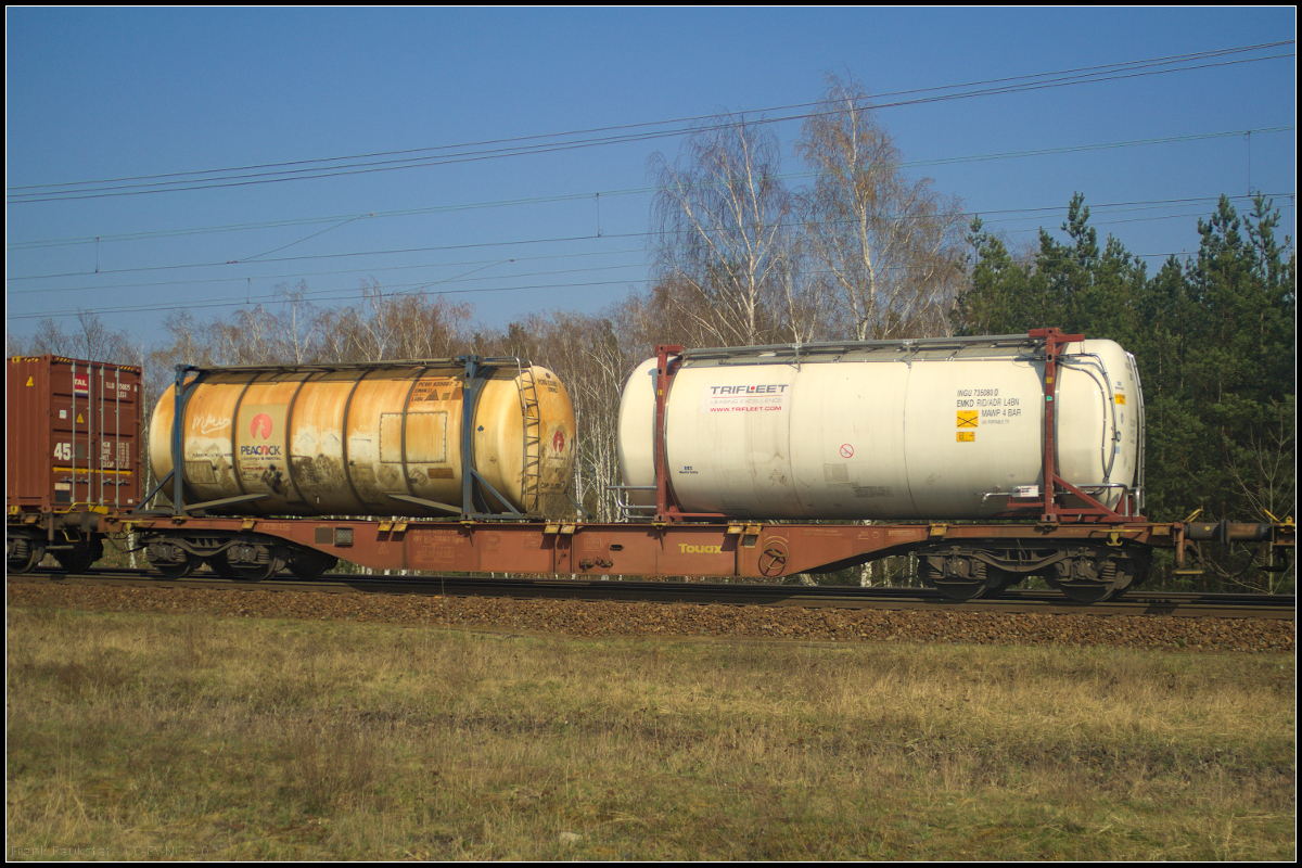 Vierachsiger Drehgestell-Containertragwagen der Gattung Sgns des Einstellers Touax. Der Wagen ist in Rumänien registriert und war in einem Containerzug eingereiht der am 10.04.2018 durch die Berliner Wuhlheide fuhr (33 RIV 53 RO-TOUAX 4557 758-9 Sgns).