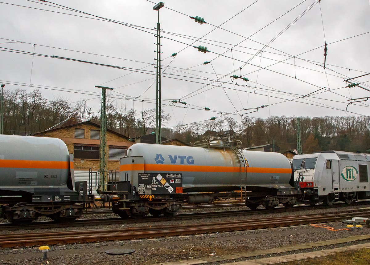 Vierachsiger Drehgestell-Druckgaskesselwagen der Gattung Zagns, 33 80 7809 237-0 D-VTG, der VTG AG (VTG Wagen-Typ G75.053D)  mit dem Ladegut Chlor (Gefahrgutnummer 265/1017) am 05.01.2022 im Zugverband, hinter der ITL 285 108-7. bei der Durchfahrt in Betzdorf (Sieg) in Richtung Kln. 

Die Gefahrnummer 265 zeigt an - giftiges Gas, brandfrdernd.
Die vierstellige UN-Nummern gibt den Stoff an – Chlor.

Als Sicherheitseinrichtungen besitzen diese Wagen Crashpuffer, einen berpufferungsschutz TE25 und Tankschutzschild, sowie verriegelbare Ventilschutzhaube auf dem Tankscheitel. Der Tank ist aus Feinkornbaustahl EStE 460 resp. P460NL2, Werkstoff-Nr. 1.8915 gefertigt.

TECHNISCHE DATEN (gem. Anschriften) :
Spurweite: 1.435 mm
Achsanzahl: 4 (in 2 Drehgestelle)
Lnge ber Puffer : 14.070 mm
Drehzapfenabstand: 9.030 mm
Achsabstand im Drehgestell: 1.800 mm
Hchstgeschwindigkeit: 100 km/h
Eigengewicht: 26.520 kg
Nutzlast: 63,4 t (bei Streckenklasse D)
Gesamtvolumen: 52.350 Liter
Intern. Verwendungsfhigkeit: RIV
Bauart der Bremse: KE – GP - A
Tankcode:  P22DH / Sondervorschrift TE 22 und TE 25 (berpufferungsschutz und Tankschutzschild)
P =Tank fr verflssigte oder unter Druck gelste Gase
22= Mindestberechnungsdruck 22 bar
D = Tank mit obenliegenden ffnungen ohne ffnungen unterhalb des Flssigkeitsspiegels
H = luftdicht verschlossener Tank