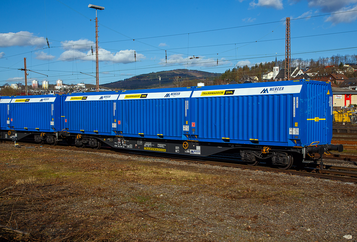 Vierachsiger Drehgestell-Flachwagen 81 80 4723 388-2 D-TWA der Gattung Snps 63´ der TRANSWAGGON GmbH (Hamburg), vermietet an die Mercer Holz GmbH, beladen mit 3 speziellen 21 Fu Container befllt mit Holzhackschnitzeln, hier am 23.02.2022 beim Sdwestfalen Container-Terminal in Kreuztal im Zugverband. 

TRANSWAGGON (TWA) hat 156 dieser Waggons zum Transport von Holzhackschnitzeln fr Mercer Holz, vom slowakischen Hersteller Tatravagnka a.s. in Poprad bauen lassen. Vom slowenischen Hersteller Container d.o.o. in Celje wurden die speziellen und mit 2,93 m etwas breiteren 21 Fu Container (3 Stck je Wagon) gebaut. Die Entwicklung entstand aus einer gemeinsamen Kooperation von TRANSWAGGON, Forstlogistik CH AG und Mercer Holz. Ein solcher Holzhackschnitzeln-Zug soll 90 LKW-Transporte und somit 28.000 kg CO einsparen.

Besonders wichtig war Mercer Holz die grtmgliche Flexibilitt beim Einsatz der neuen Wagen. Dem trgt TWA Rechnung, indem dass die Snps-Wagen sowohl die Holzhackschnitzel-Container transportieren knnen, oder fr Rundholz mit Rungen-Kassetten oder mit festen Rungen ausgestattet werden knnen. Neben den 156 Wagen mietet Mercer Holz auch die 3 entsprechenden Holzhackschnitzel-Container pro Wagen. Damit wchst die Waggonflotte der Mercer Holz auf ber 500 Wagen desselben Typs und erleichtert damit die Wartung und Pflege der Wagen erheblich. Die Wagen sind Zugelassen fr Deutschland, sterreich, Slowakei, Tschechien, Polen, Dnemark, Schweden, Niederlande, Slowenien (D/A/SK/CZ/PL/DK/SE/NL/SLO).

TECHNISCHE DATEN:
Hersteller Tatravagnka Poprad a.s. 
Spurweite: 1.435 mm
Lnge ber Puffer: 20.770 mm 
Drehzapfenabstand: 15.230 mm
Achsabstand in den Drehgestellen: 1.800 mm
Laufraddurchmesser: 920 mm (neu)
Ladelnge: 19.500 mm (63 Fu)
Hhe der Ladeebene ber S.O.: 1.145 mm
Eigengewicht: 29.000 kg
Max. Zuladung: 71,0 t (ab Streckenklasse D)
Max. Geschwindigkeit: 100 km/h (leer 120 km/h)
Kleinster befahrbarer Gleisbogen: R 75 m 
Bremse: KE-GP-A (K), max. 59 t 
Bremssohle: C 810
Feststellbremse: Ja
Verwendungsfhigkeit: TEN GW

Quellen: www.mercer-holz.de; www.transwaggon.de; Wagenanschriften