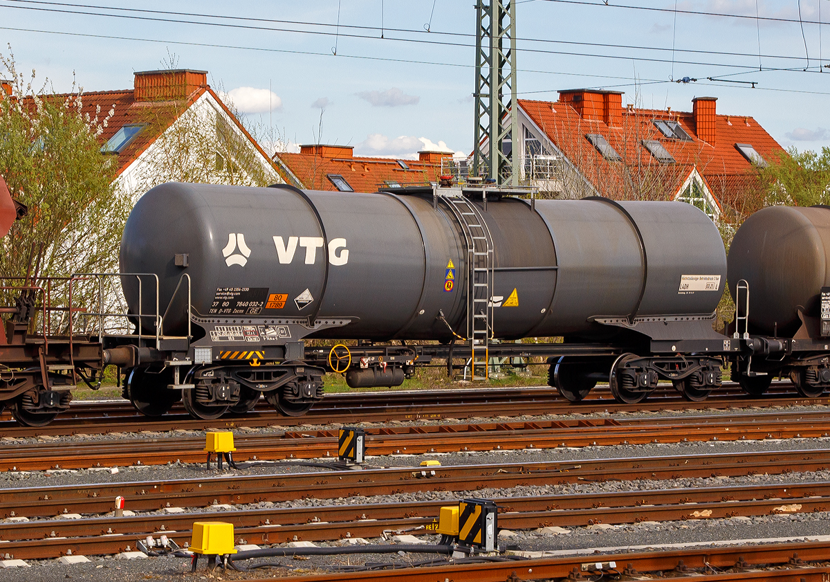 Vierachsiger Drehgestell-Kesselwagen 37 80 7840 032-2 D-VTG, der Gattung Zacns (VTG Typ C35.064D), des Waggonvermieters VTG AG (Hamburg), am 14.04.2018 im Zugverband bei der Durchfahrt im Bahnhof Friedberg (Hessen).

Die Gefahrtafel 80/1789 zeigt an es handelt sich um Chlorwasserstoffsure auch besser bekannt als Salzsure.

Der Wagen ist optimiert fr den Transport von Salzsure verschiedener Konzentrationen. Der Tank ist Normalstahl (S355J2+N) und innen gummiert.

TECHNISCHE DATEN (gem. Anschriften) :
Spurweite: 1.435 mm
Achsanzahl: 4 (in 2 Drehgestelle)
Lnge ber Puffer: 14.940 mm
Drehzapfenabstand: 9.900 mm
Achsabstand im Drehgestell: 1.800 mm
Eigengewicht: 21.390 kg
Tankinhalt: 63.670 l 
Max. Ladegewicht: 68,4 t (Streckenklasse D)
Kleinster bef. Gleisbogenradius: 35 m
Zul. Radsatzlast: 22,5 t
Hchstgeschwindigkeit: 100 km/h (beladen) / 120 km/h (leer)
Intern. Verwendungsfhigkeit: TEN
Tankcode: L4DH
L= Tank fr Stoffe in flssigem Zustand (flssige Stoffe oder feste Stoffe, die in geschmolzenem Zustand zur Befrderung aufgegeben werden)
4= zutreffender Mindestprfdruck in bar
D= Tank mit obenliegenden ffnungen ohne ffnungen unterhalb des Flssigkeitsspiegels
H = luftdicht verschlossener Tank
Max. Betriebsdruck: 3,0 bar