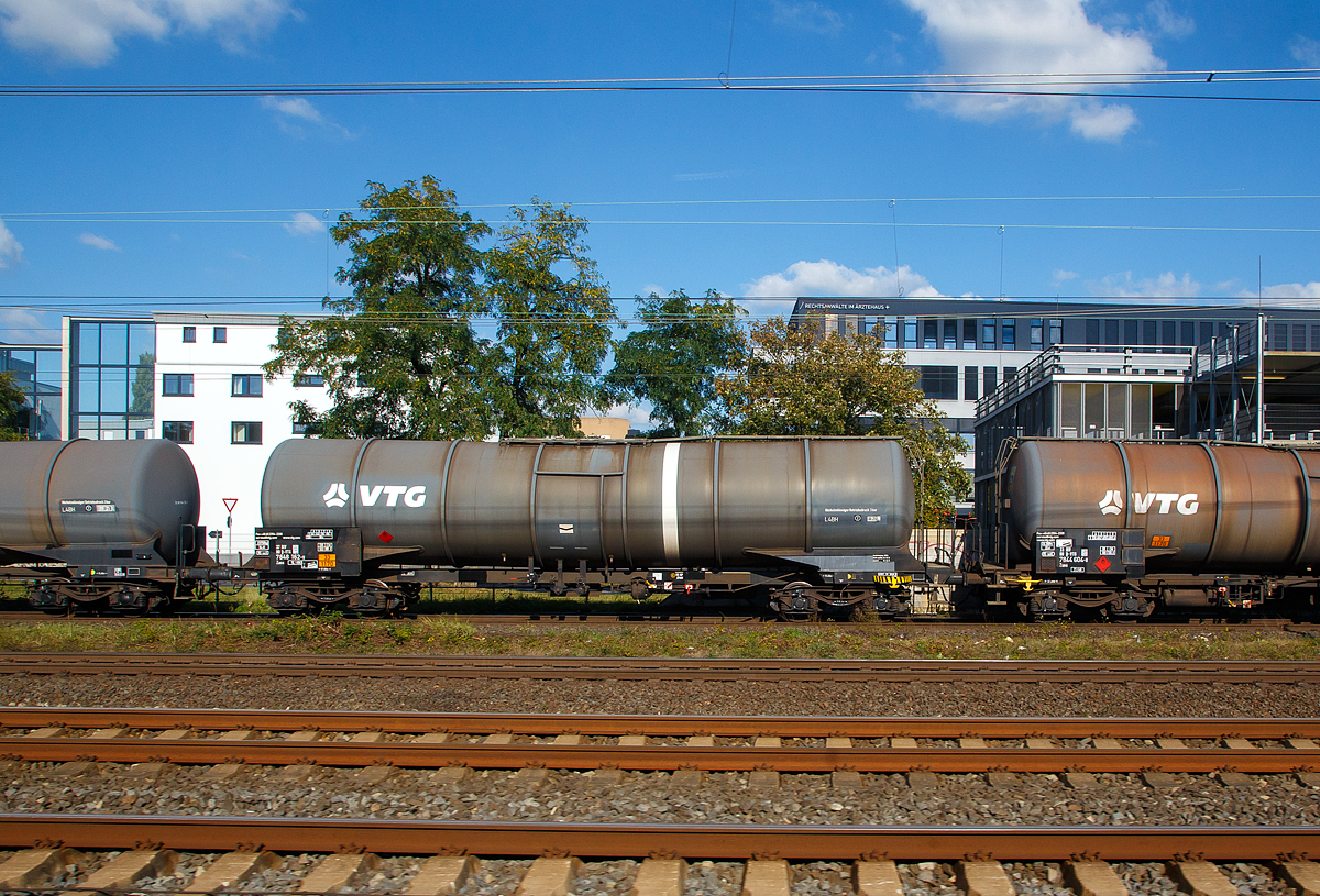 Vierachsiger Drehgestell-Kesselwagen 37 80 7848 162-9 D-VTG, der Gattung Zans, der VTG AG /Hamburg), im Zugverbund am 08.10.2021 bei der Zugdurchfahrt in Troisdorf. Aufnahme aus einem Zug heraus.
 
Die Gefahrgutkennzeichnung 33/1170 zeigt an es handelt sich um Ethanol (Ethylalkohol). 

TECHNISCHE DATEN (gem. Anschriften) :
Spurweite: 1.435 mm
Achsanzahl: 4 (in 2 Drehgestelle)
Länge über Puffer: 17.000 mm
Drehzapfenabstand: 11.960 mm
Achsabstand im Drehgestell: 1.800 mm
Laufraddurchmesser:  920  mm (neu) 
Eigengewicht: ca. 23.750 kg
Tankinhalt: 95.000 l 
Max. Ladegewicht: 60,2 t (Streckenklasse D)
Höchstgeschwindigkeit: 100 km/h (beladen) / 120 km/h (leer)
Bremse: KE-GP
Prüfdruck: 4,0 bar
Max. Betriebsdruck: 3,0 bar
Tankcode: L 4 BH
L= Tank für Stoffe in flüssigem Zustand (flüssige Stoffe oder feste Stoffe, die in geschmolzenem Zustand zur Beförderung aufgegeben werden)
4= zutreffender Mindestprüfdruck in bar
B = Tank mit Bodenöffnungen mit 3 Verschlüssen für das Befüllen oder Entleeren 
H = luftdicht verschlossener Tank
Intern. Verwendungsfähigkeit:  RIV