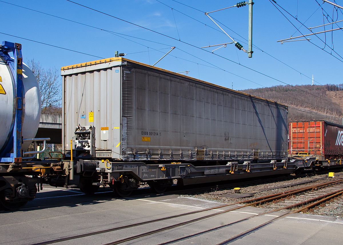 Vierachsiger Drehgestell-Taschenwagen T 5 für den Transport von Sattelaufliegern (Megatrailer) 33 85 4506 725-5 CH-HUPAC der Gattung Sdgnss (T 5) der Hupac Intermodal SA, am 24.03.2021 im Zugverband bei der Zugdurchfahrt in Niederschelden, hier passiert er gerade den Bü 343 (Km 112,183 der Siegstrecke KBS 460).

Vielseitigkeit und Flexibilität sind die zentralen Eigenschaften des neuen Taschenwagens T5. Es handelt sich um einen Wagen neuer Generation für den Transport von Megatrailern und herkömmlichen Sattelaufliegern mit einer Innenhöhezwischen 2,55 und 3,0 Metern. Der Wagen verfügt über einen dreifach höhenverstell-baren Stützbock. Bei einem maximalen Ladegewicht von 68,5 Tonnen kann der T5 auch schwergewichtige Container befördern. Der Einsatz des TaschenwagensT5 erhöht somit die Flexibilität der Zugskompositionen und bietet den Kunden eindeutige Vorteile in Bezug auf die Verfügbarkeit für verschiedene Ladeeinheiten. 

Zu den technischen Innovationen gehört der Stützbock neuer Generation. Er ermöglicht die Sicherung des Königszapfens des Sattelaufliegers ohne Radvorleger innerhalb der Tasche. Ein Crash Element schützt den Königszapfen des Sattelanhängers vor Stößen während der Bahnmanöver.

TECHNISCHE DATEN:
Hersteller: Ferriere Cattaneo, Giubiasco (CH)
Erstes Baujahr: 2005 
Anzahl bei HUPAC: 129
Spurweite: 1.435 mm
Länge über Puffer: 20.000 mm
Drehzapfenabstand: 14.200 mm
Achsabstand im Drehgestellen: 1.800 mm
Ladelänge: 18.650 mm
Eigengewicht: 21.500 kg 
Max. Zuladung bei Lastgrenze S: 68,5 t (ab Streckenklasse D)
Max. Zuladung bei Lastgrenze SS: 58,5 t (ab Streckenklasse C)
Max. Geschwindigkeit: 100 km/h / bei Lastgrenze SS und leer 120 km/h
Kleinster befahrbarer Gleisbogen: R 75 m
Bremse: DK-GP-A
Bremssohle: Jurid 816M
Feststellbremse: Ja 
Intern. Verwendungsfähigkeit: RIV

Quelle: Hupac Intermodal SA, Chiasso (CH)
