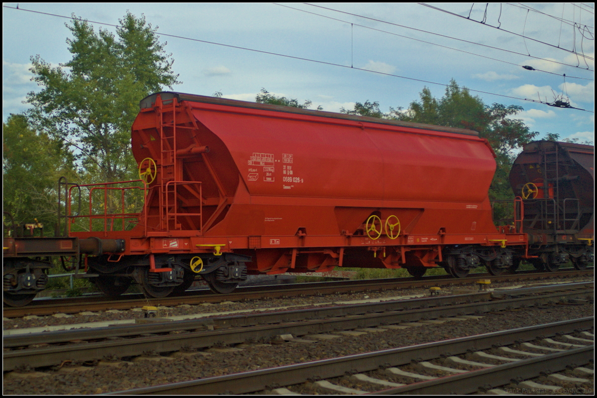 Vierachsiger Drehgestellwagen mit Schwenkdach und Schwerkraft-Mittelentladung der Gattung Tanoos 896 der DB Cargo Deutschland für den Transport von Kali. Der Wagen wurde von WB Niesky im Jahr 2005 gebaut. Eingereiht war der Wagen in einem Zug weiterer gleicher Wagen, der am 08.09.2018 durch die Magdeburger Elbrücke fuhr (31 RIV 80 D-DB 0689 026-9 Tanoos 896).