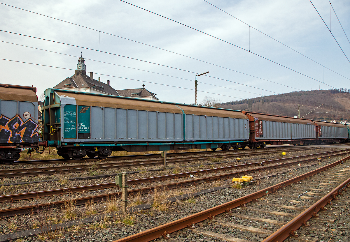 Vierachsiger, großräumiger Schiebewandwagen 31 83 2852 465-3 I-MIR, der Gattung Habillss, der Mercitalia Rail Srl am 16.03.2022 im Zugverband bei der Zugdurchfahrt in Niederschelden (Sieg). Oft wird mit diesen Wagen/Zügen Mineralwasser von Italien nach Deutschland gebracht. Die Mercitalia Rail Srl, eine 100%tige Tochter der Ferrovie dello Stato Italiane (FS, deutsch Italienische Staatseisenbahnen).

TECHNISCHE DATEN:
Spurweite: 1.435 mm
Länge über Puffer : 21.600 mm
Eigengewicht: 31.200 kg
Ladelänge: 20.340 mm
Ladefläche: 57,5 m²
Rauminhalt: 153 m³
Max. Zuladung bei Lastgrenze S: 59,0 t (ab Streckenklasse D)
Max. Zuladung bei Lastgrenze SS: 27,0 t (ab Streckenklasse A)
Max. Geschwindigkeit: 100 km/h (Lastgrenze SS und leer 120 km/h)
Kleinster befahrbarer Gleisbogenradius:  60m 
Intern. Verwendungsfähigkeit: RIV
