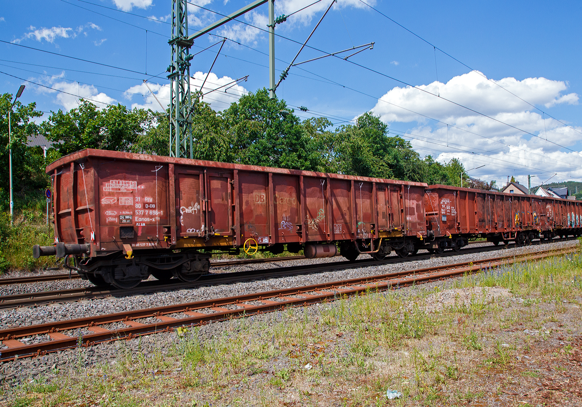 Vierachsiger offener Drehgestell-Güterwagen 31 80 5377 896-1, der Gattung Eanos-x 055, der DB Cargo AG am 12.06.2020 im Zugverband bei einer Zugdurchfahrt in Mudersbach (Sieg).

Im Jahre 1997 mietet DB Cargo für sechs Jahre 300 Eanos-x 055 bei der Ahaus-Alstätter Eisenbahn (AAE). Diese Wagen werden von der AAE bei Vagónka Poprad/SK beschafft und - da der Vertrag vor Baubeginn geschlossen wurde - im DB Cargo-Design abgeliefert. In den Abmessungen und technischen Daten entsprechen die Wagen hauptsächlich den Eanos-x 052. Sie haben jedoch ein geringfügig höheres Eigengewicht und somit um 0,5 Tonnen geringere Lastgrenzen. 

Die Wagen besitzen je Seite zwei Doppelflügeltüren.

TECHNISCHE DATEN:
Hersteller: Poprad
Spurweite: 1.435 mm (Normalspur)
Achsanzahl: 4 in zwei Drehgestellen
Länge über Puffer: 15.740 mm
Drehzapfenabstand: 10.700 mm
Achsabstand im Drehgestell: 1.800 mm
Drehgestell-Bauart: Y 25 Lss
Ladelänge: 14.500 mm
Ladebreite:  2.720 mm
Ladehöhe: 2.100 mm
Ladefläche: 39,4 m²
Laderaum:  82,5 m³
Türöffnung: 2 Stück 1.800 × 1.800 mm
Höchstgeschwindigkeit: 100 km/h (beladen) / 120 km/h (leer)
Maximales Ladegewicht ab Streckenklasse D: 65,0 t 
Maximales Ladegewicht ab Streckenklasse CE: 59,0 t
Eigengewicht: 24.300 kg
Kleinster bef. Gleisbogenradius: R 35 m
Bremse: Ch-SP-A (Charmilles-Bremse)
Handbremse: Ja
Intern. Verwendungsfähigkeit: RIV