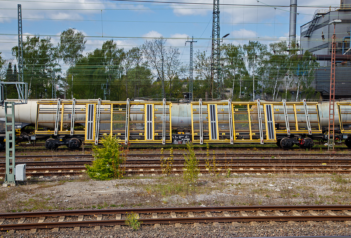 Vierachsiger Weichentransportwagen (Drehgestell-Flachwagen)  87 80 4749 006-4 D-LOG der Gattung Sklps der Vossloh Logistics GmbH abgestellt am 30.04.2022 in Schwerte (Ruhr). Aus einen IC heraus fotografiert. 

Der Wagen wurde von KIROW Ardelt GmbH in Leipzig gebaut. Von KIROW werden diese Wagen als „Switch Tilter  TSI-UIC“ vermarktet. Fr die hydraulischen Bewegungen hat der Wagen ein Diesel-hydraulisches POWER PACK. 

TECHNISCHE DATEN (laut Anschriften):
Gattung: Sklps
Spurweite: 1.435 mm (Normalspur)
Lnge ber Puffer: 25.240 mm
Drehzapfenabstand: 19.300 mm
Radsatzstand in den Drehgestellen: 1.800 mm
Ladelnge:  24.200 mm
Ladebreite: 4.600 mm (hydraulisch schrggestellt)
Eigengewicht: 48.000 kg 
Max. Zuladung: 32,0 t (ab Streckenklasse C) 
Max. Geschwindigkeit: 100 km/h /
Kleinster Gleisbogenhalbmesser: 120 m
Bauart der Bremse: KE-GP-A (K)
Bremssohle: CoFren C 810
Handbremse: Ja
Intern. Verwendungsfhigkeit: TEN-CW


Bedeutung der Gattungsbezeichnung (Sklps) :
S      Drehgestell-Flachwagen in Sonderbauart
k 	mit 4 Radstzen: Lastgrenze < 40 t
l 	ohne Rungen
p 	ohne Borde
s 	geeignet fr Zge bis 100 km/h
