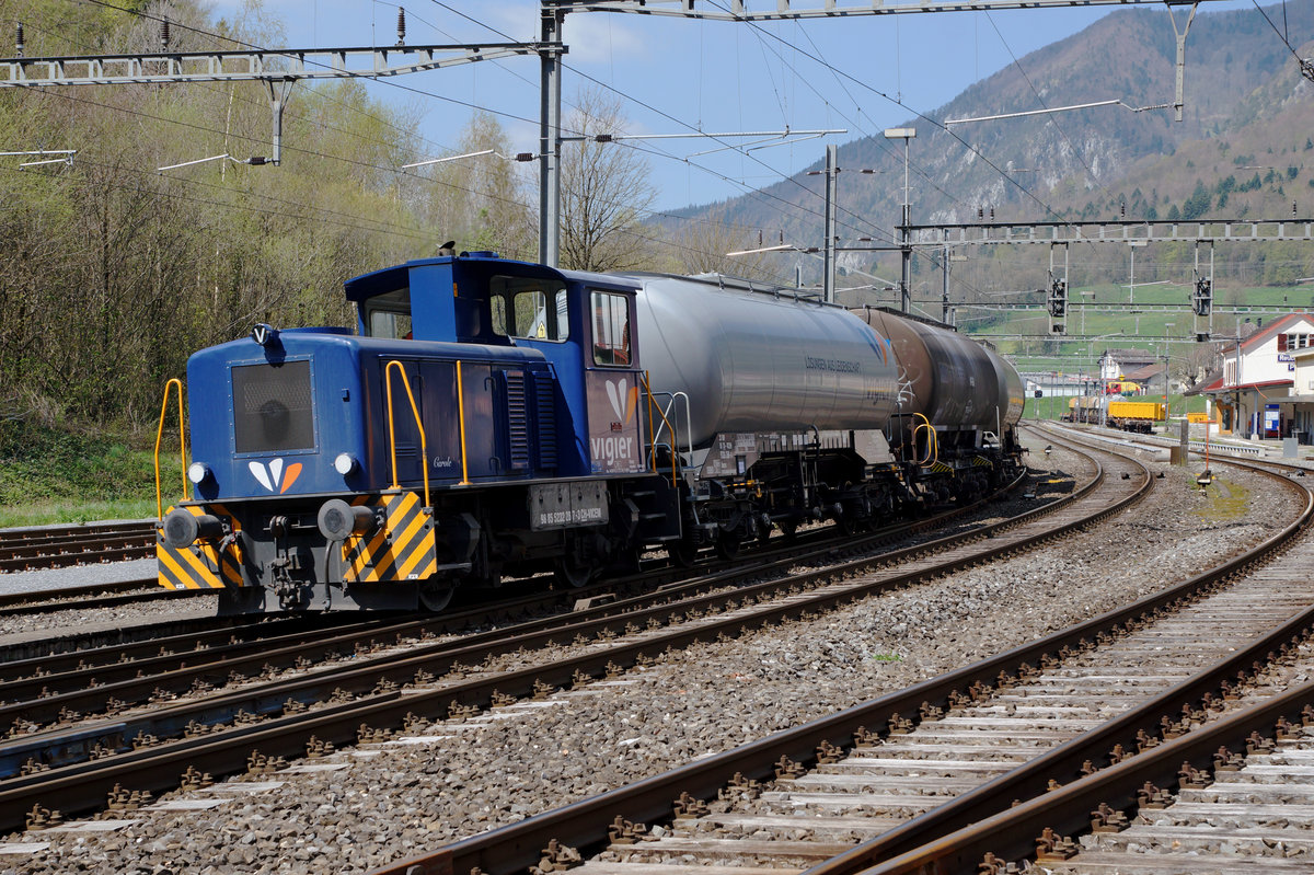 VIGIER CEMENT: Die firmeneigene CAROLE 98 85 5232 28 7-3 CH-VICEM von VIGIER CEMENT anlsslich einer Rangierfahrt mit Cementwagen vom 19. April 2016 in Reuchenette-Pry. 
Foto: Walter Ruetsch 