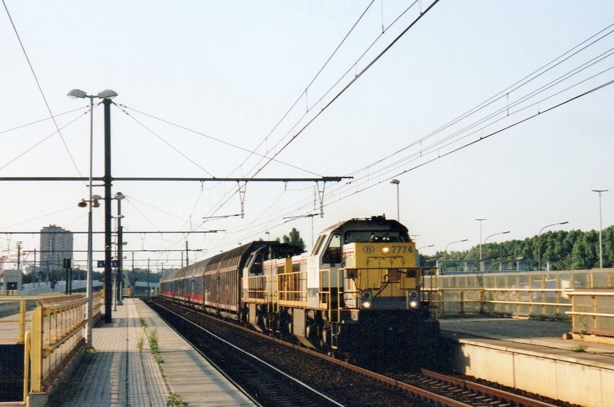 Violvozug mit 7774 durchfahrt Antwerpen-Luchtbal am 13 Juni 2006. 