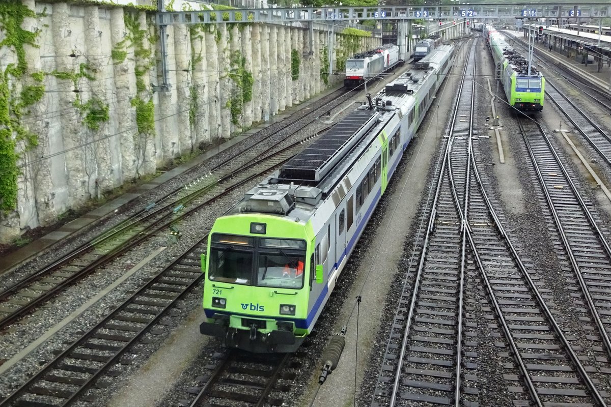 Vogleblick auf BLS 721 beim Einfahrt in Spiez am 28 Mai 2019.